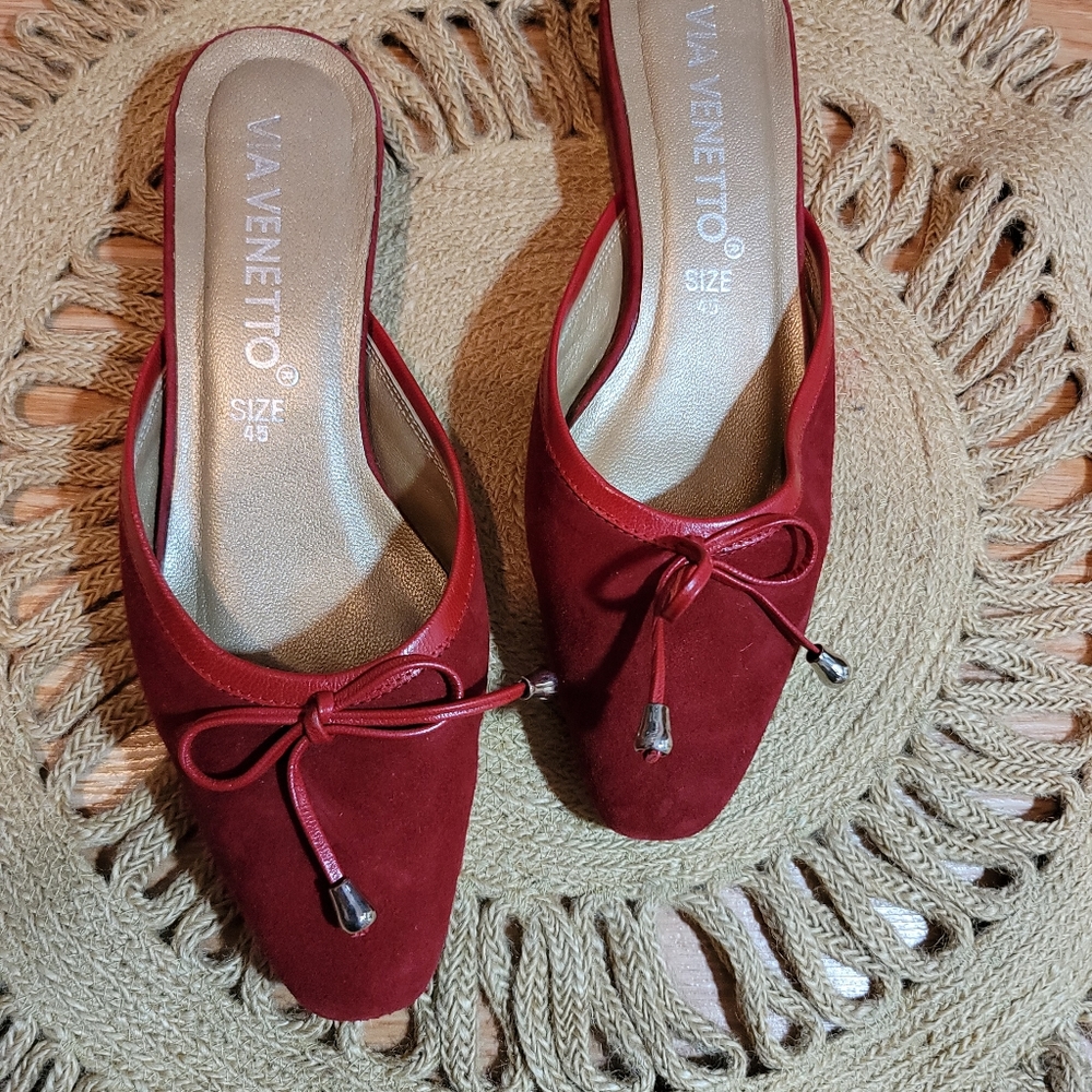 VIA VENETTO Red Suede Mules Size 4.5